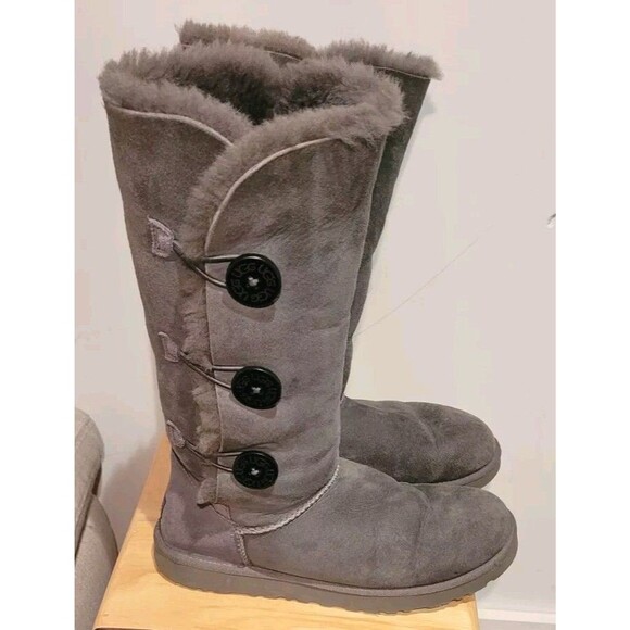 UGG Bailey Triplet Button Women Sheepskin Shearling Sherpa Boots Grey Women sz 9 - Picture 1 of 11